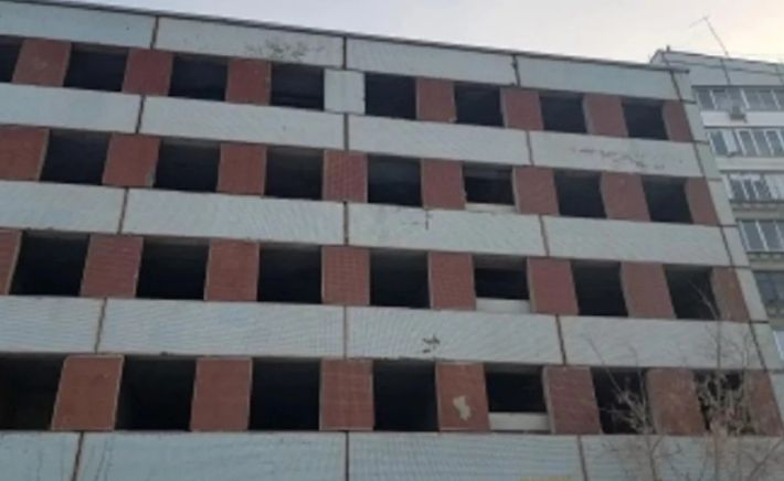 Недостроенная пристройка к поликлинике в Новосибирске
