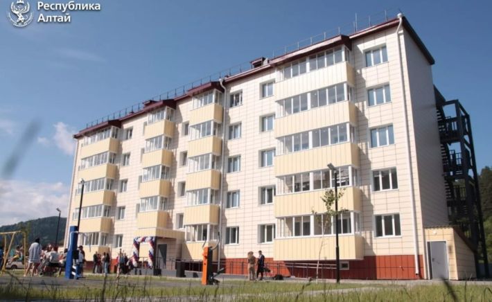 Детям-сиротам вручили ключи от квартир в Республике Алтай