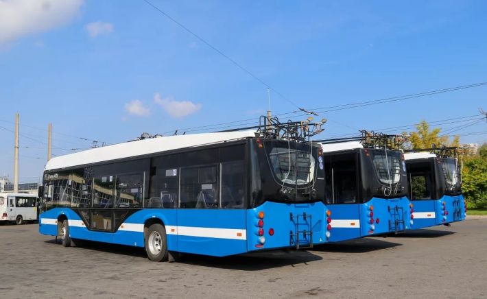 Новые троллейбусы на разворотном кольце на площади Баварина