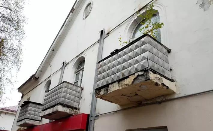 Аварийный дом на проспекте Коммунистическом, 20 в Горно-Алтайске
