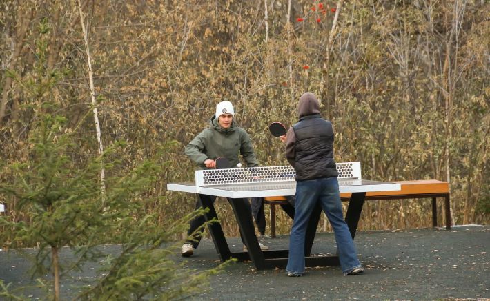 Спортивные и игровые площадки в парке "Юбилейном". Октябрь 2025 года 