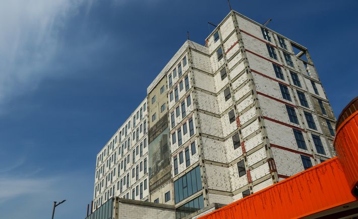 Строящееся здание на пр. Ленина, 122б. Апрель 2026 года