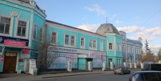 Здание находится на пересечении с проспектом Ленина, напротив ТЦ «Седьмой континент»