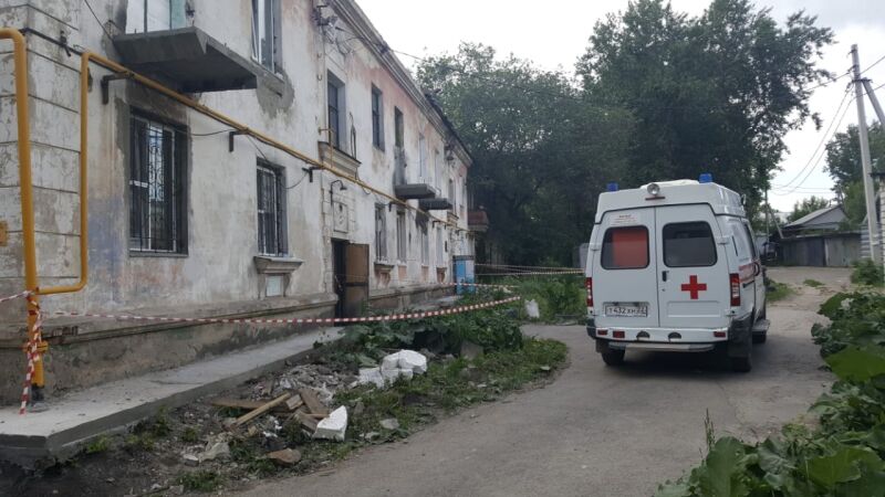 Ковидную медсестру обвинили в обрушении потолка в своей квартире в Барнауле