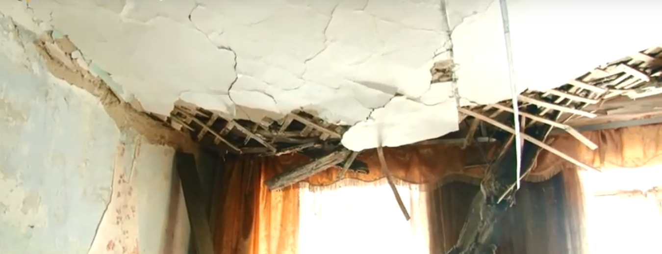 Без канализации, горячей воды и крыши: как живут люди в худшем доме Барнаула