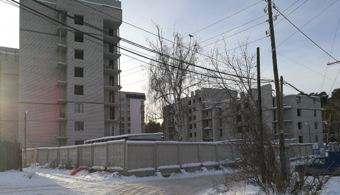 Со стройки замороженного жилого комплекса в Барнауле полетел мусор