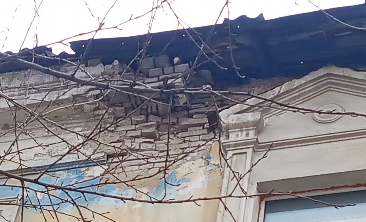 В центре Барнаула разрушается неаварийный дом