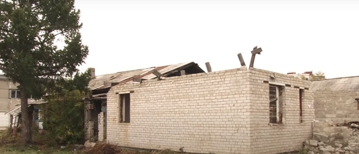 Барнаульцам мешает разрушенный дом, который не смог снести застройщик