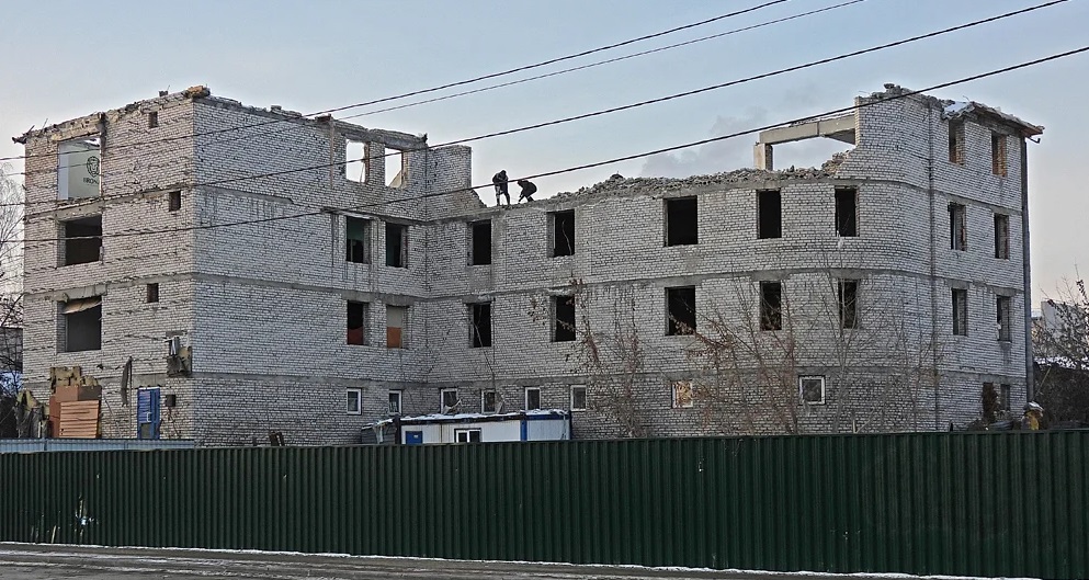 В Барнауле уже два года не могут снести "самое уродливое" здание