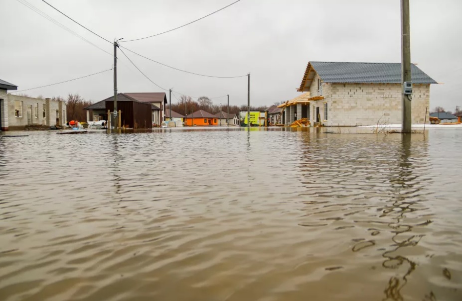 В пригороде Барнаула затопило новые коттеджные поселки