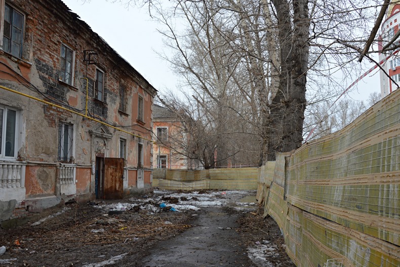 В Барнауле сносят двухэтажный дом, признанный аварийным 10 лет назад