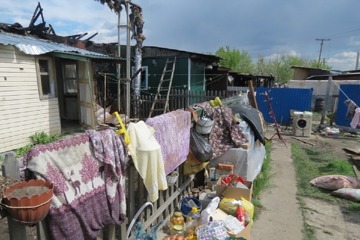 Барнаульская семья, не получившая жилье взамен аварийного, живет на даче