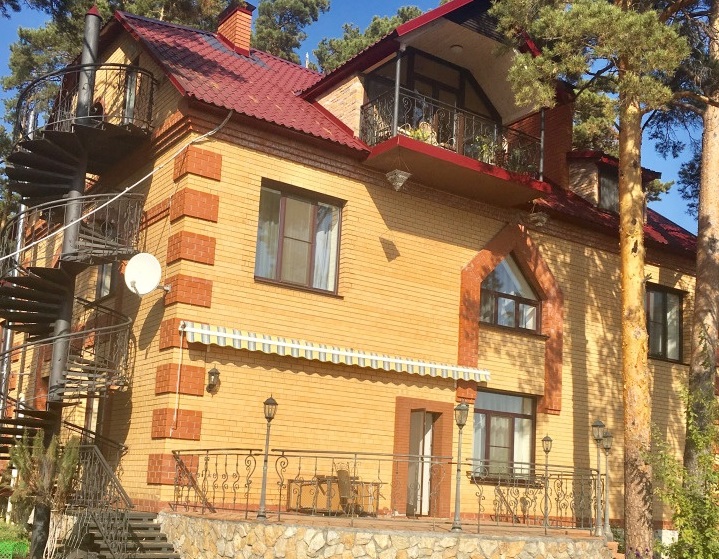 10-комнатный дом с водопадом и фонтаном продают в Барнауле за 80 млн. руб.