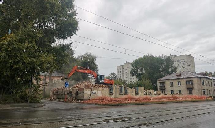 Три аварийные двухэтажки снесли в Барнауле