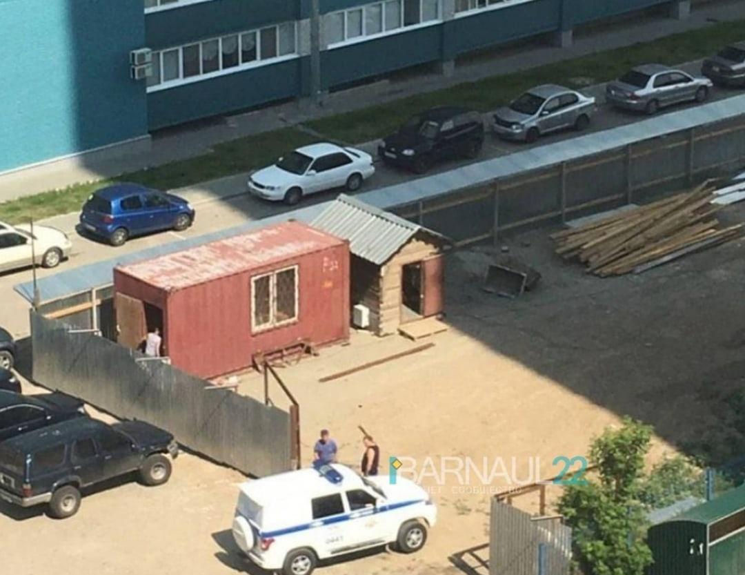 На запрещенной стройке жилой 10-этажки в Барнауле продолжаются работы