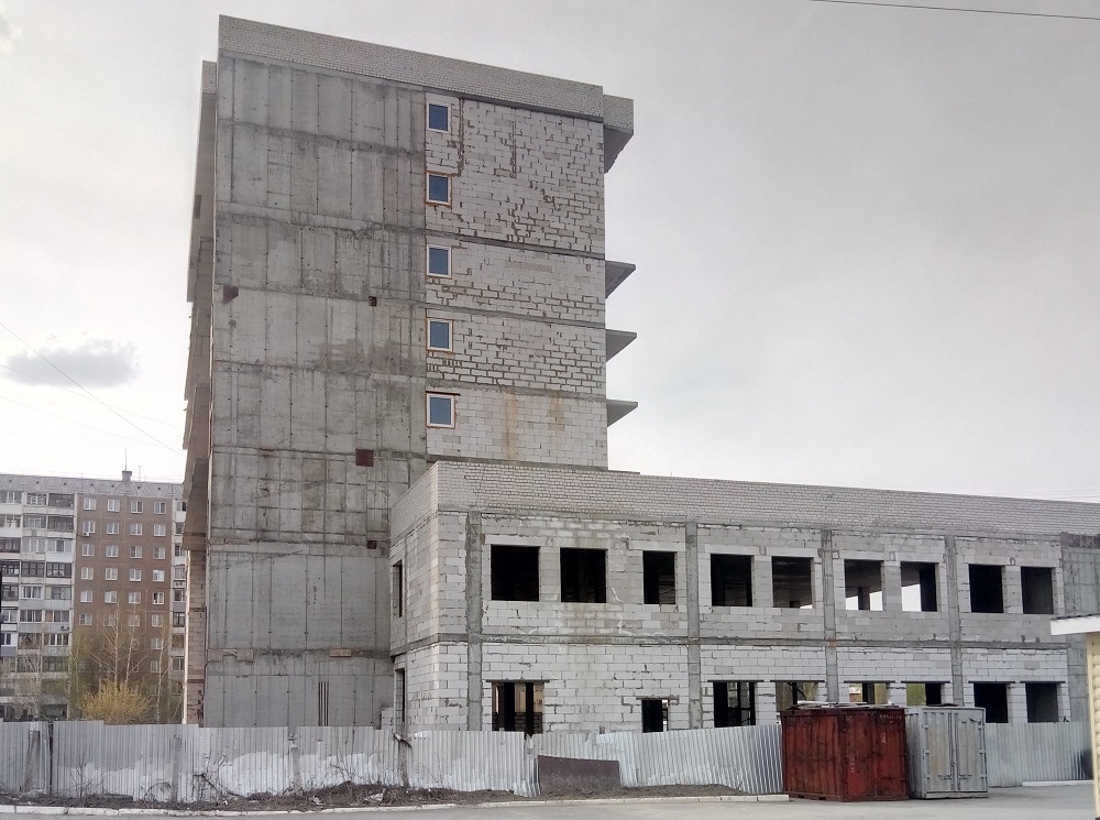 Застройщик проблемной высотки в Барнауле вновь избежал банкротства