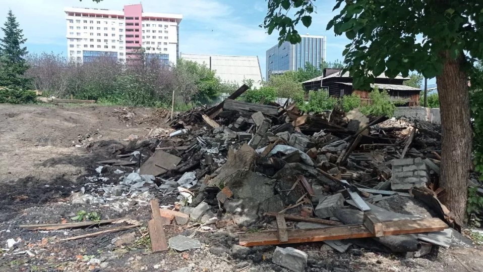 В частном секторе Барнаула расчищают площадку под новую стройку 