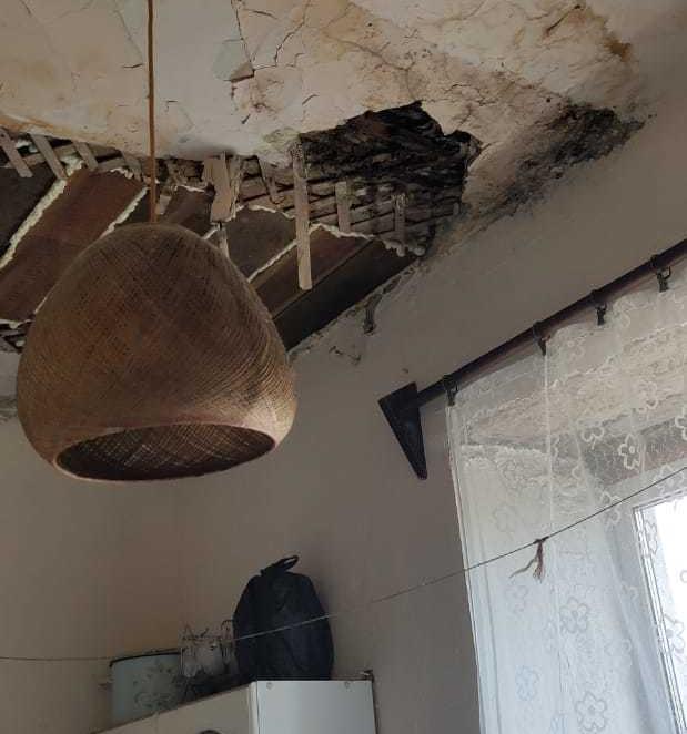 В 70-летней барнаульской двухэтажке рухнул потолок
