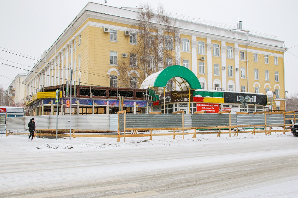 Самовольные торговые павильоны сносят у медуниверситета в Барнауле