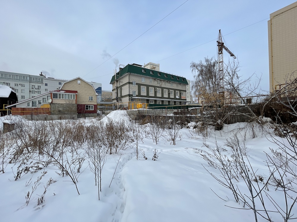 Котлован заброшенной стройки в центре Барнаула мешает жить соседям