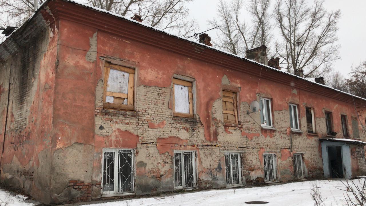 11 аварийных домов в критичном состоянии нашли в Барнауле