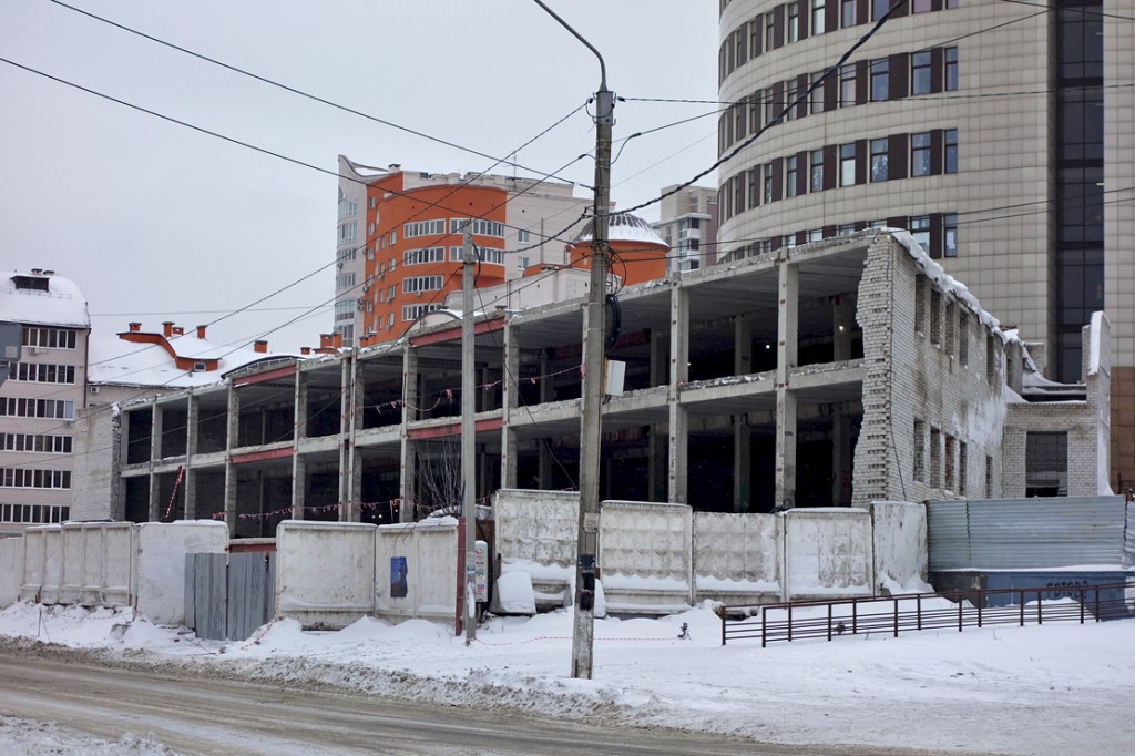 14-летний замороженный недострой рядом с налоговой разбирают в Барнауле