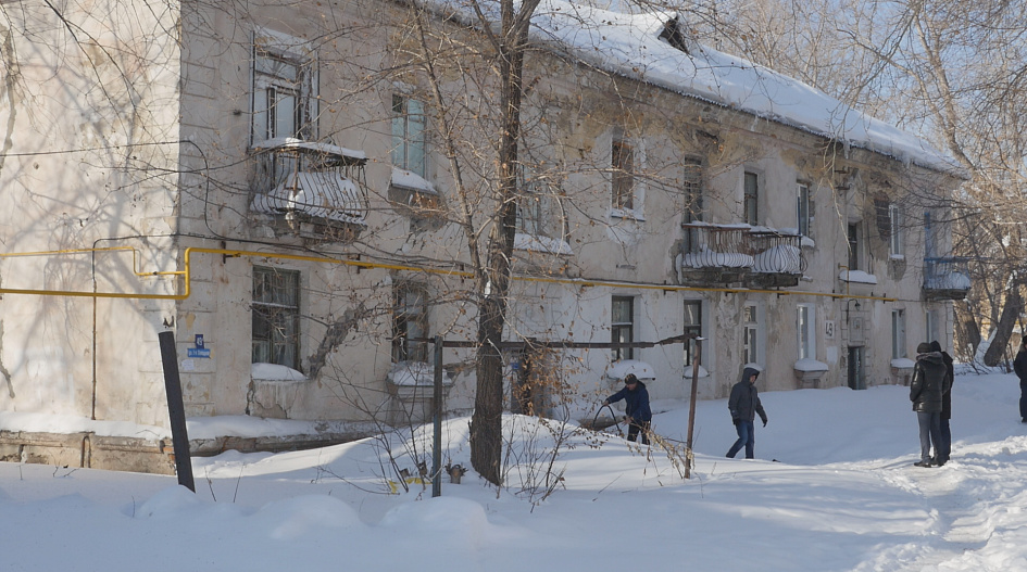 Барнаульская семья отказывается покидать дом, который вот-вот рухнет