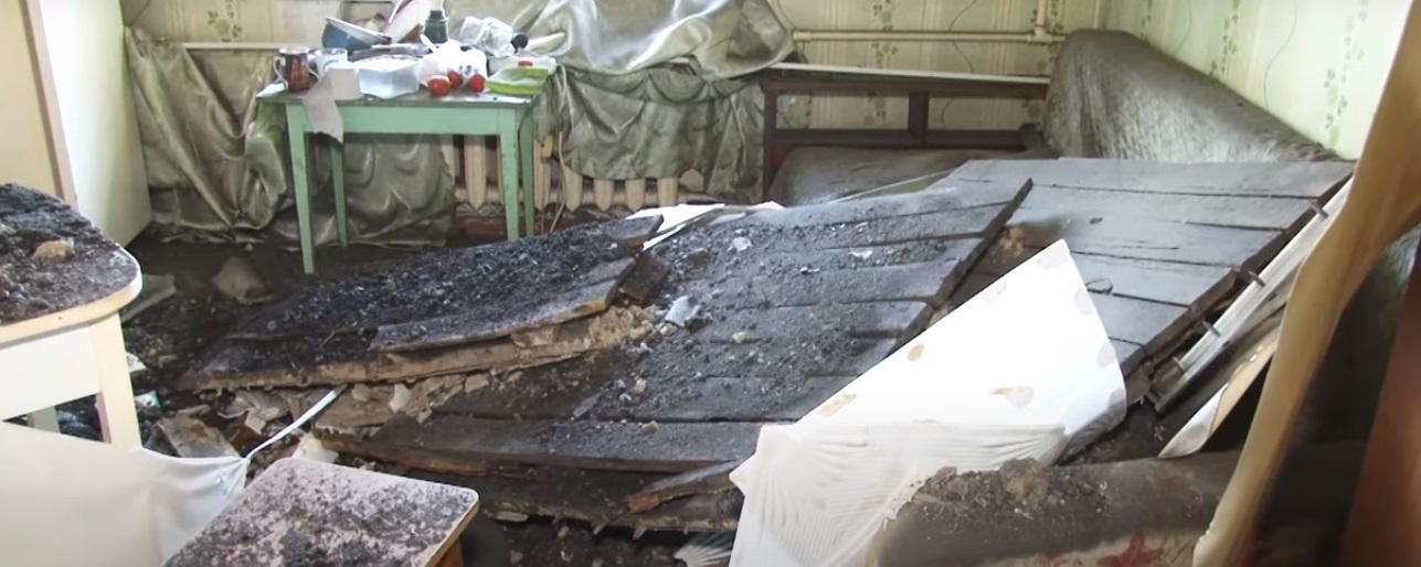 В квартире матери-одиночки в Новоалтайске обрушился потолок