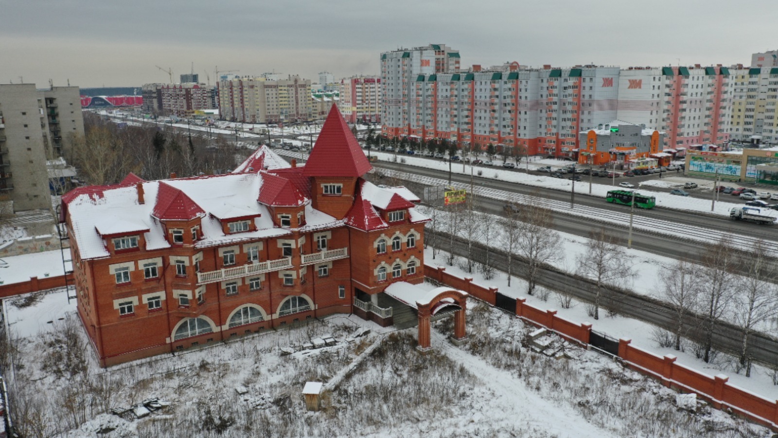 Недостроенный "красный замок" продают в Барнауле