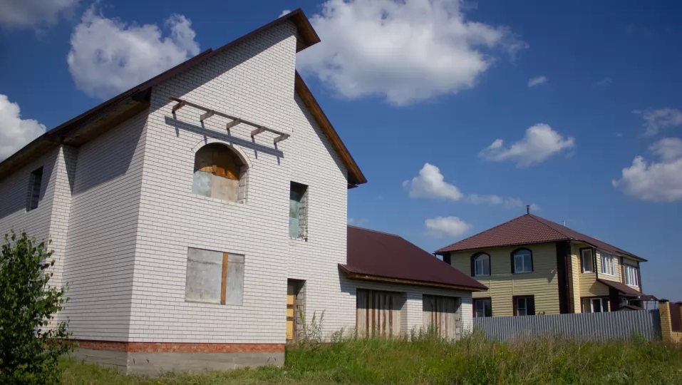 В скандально известном коттеджном поселке в Барнауле появится бассейн