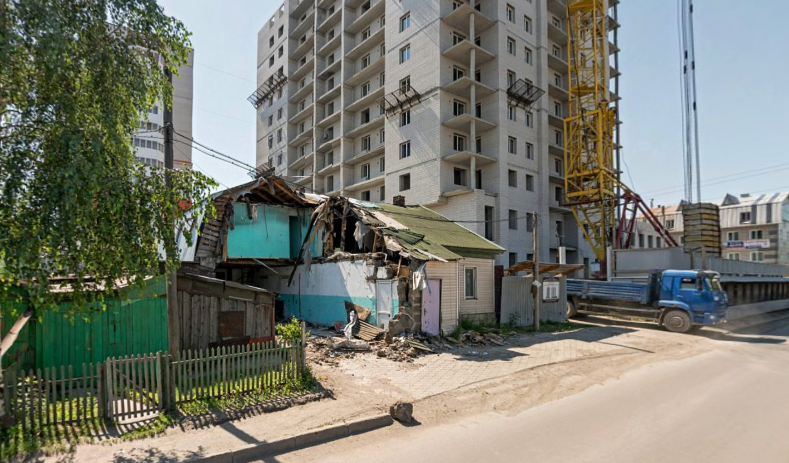Жильцы скандальной высотки в Барнауле оспаривают сделку по продаже земли соседу