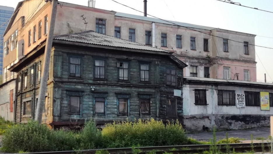 Застройщик выкупил и сносит фабрику в частном секторе Барнаула
