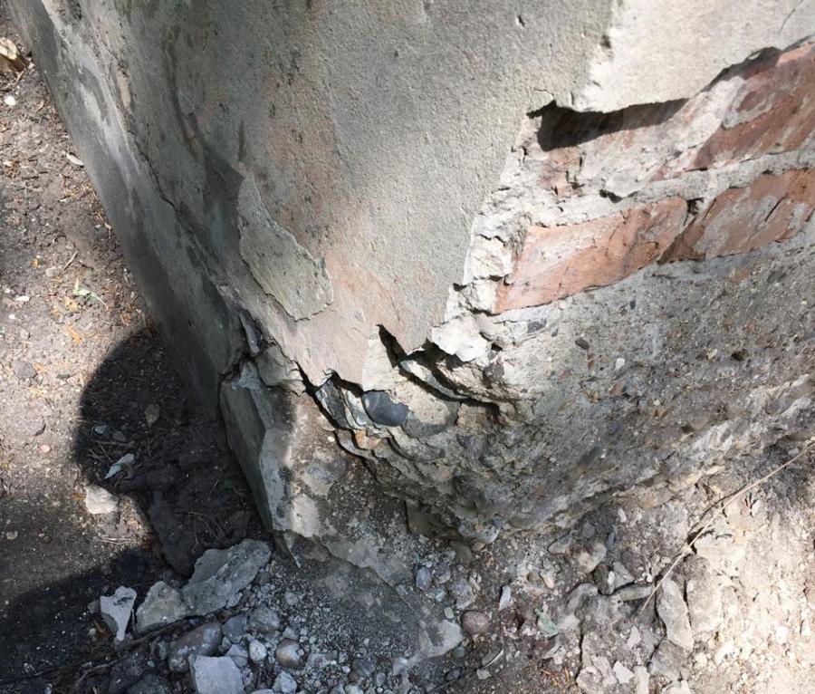 Разваливающийся и недавно отремонтированный дом в Барнауле признали аварийным