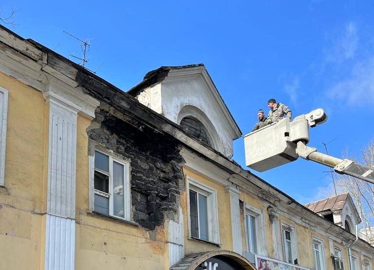 Стена аварийного многоквартирного дома обрушилась в центре Барнаула