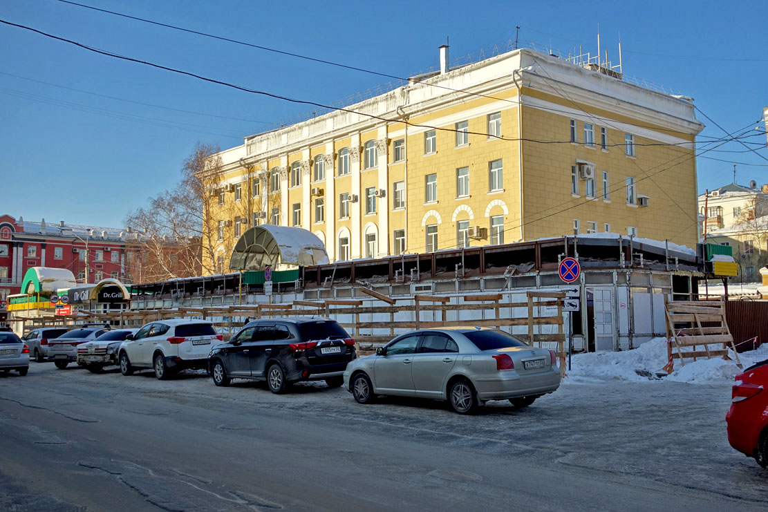 Самовольные торговые павильоны сносят у медуниверситета в Барнауле