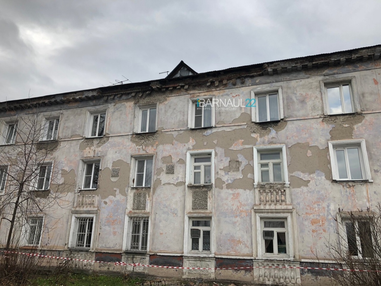 В Барнауле начал рушиться многоквартирный дом