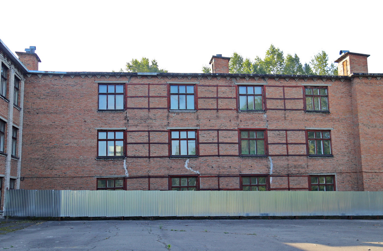 Построенное с ошибками здание школы начали демонтировать в Бийске