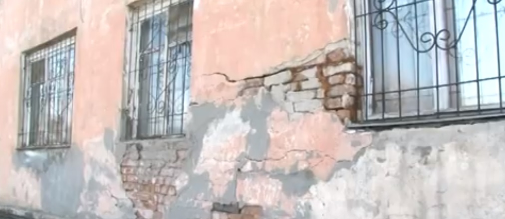 Ни сноса, ни ремонта: жильцы аварийного дома в Барнауле боятся обрушения