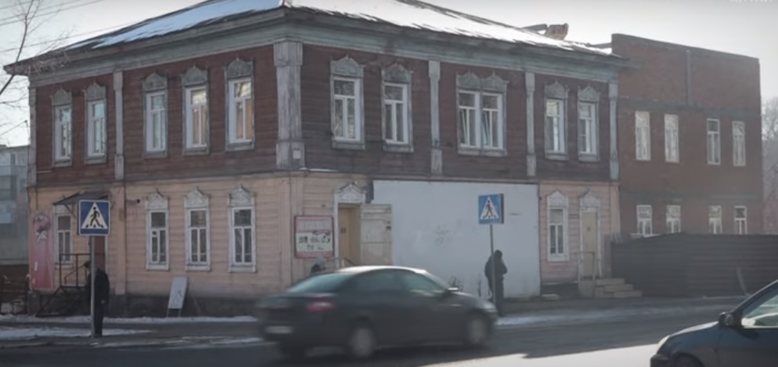 У исторического здания в Бийске выросла незаконная пристройка