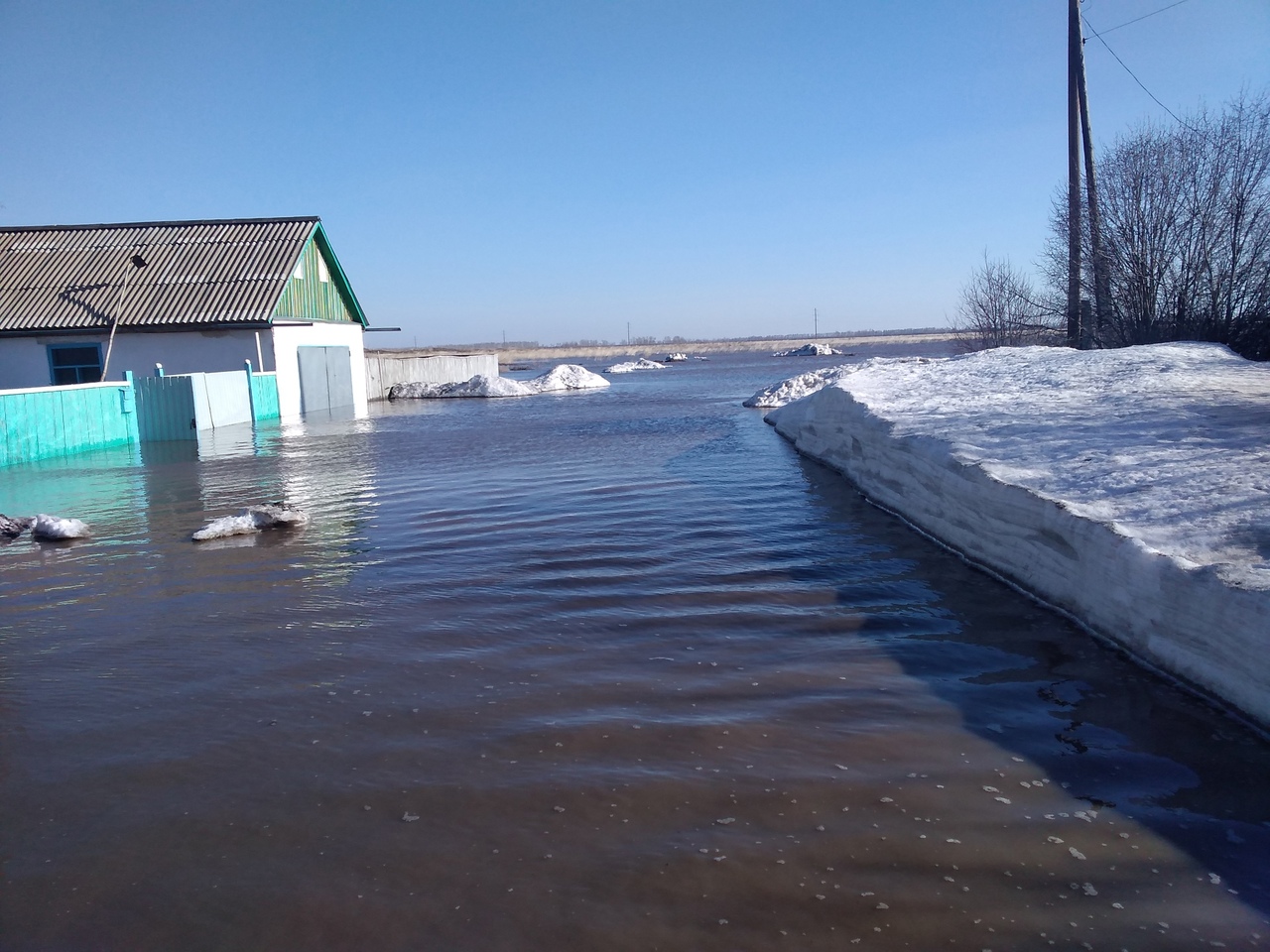 В Алтайском крае паводковые воды топят дома