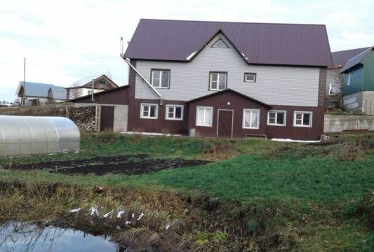 Дом с родниковым рыбным озером на участке продают на Алтае
