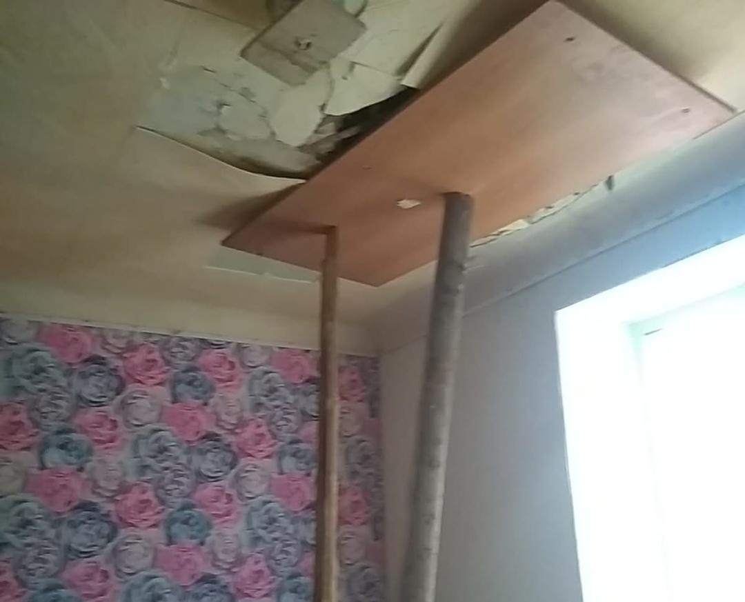В квартире аварийного дома в Барнауле рухнул потолок