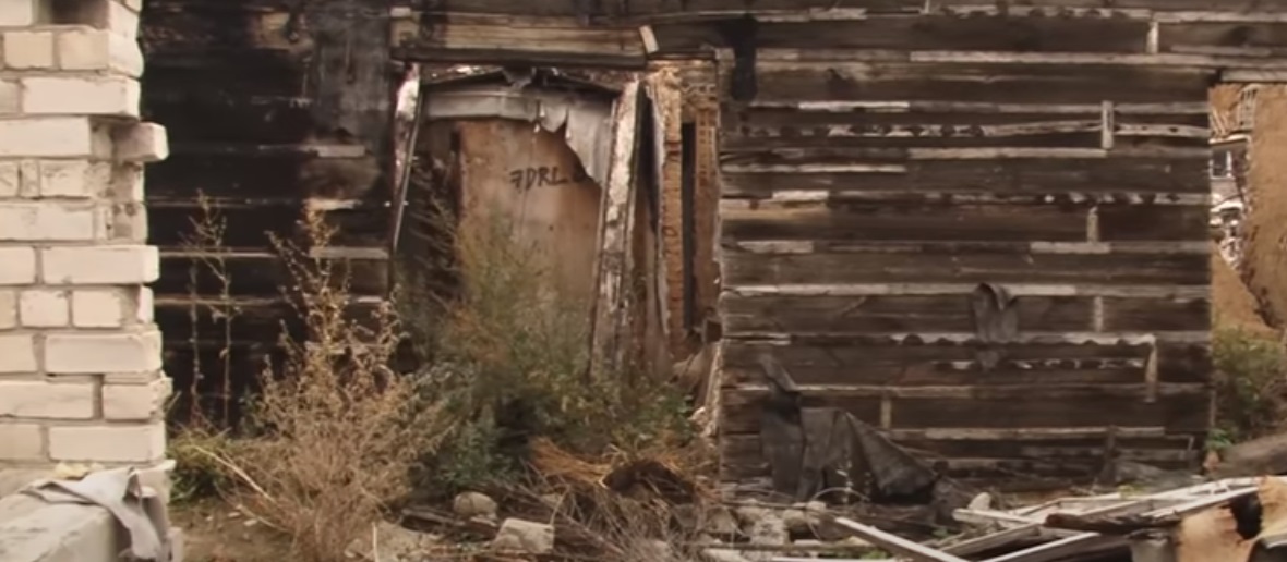 Барнаульцам мешает разрушенный дом, который не смог снести застройщик