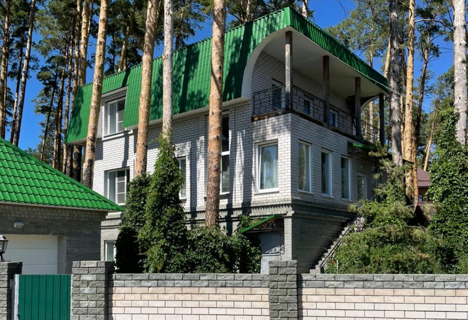 В Барнауле снова продают коттедж совладелицы скандально известной фирмы