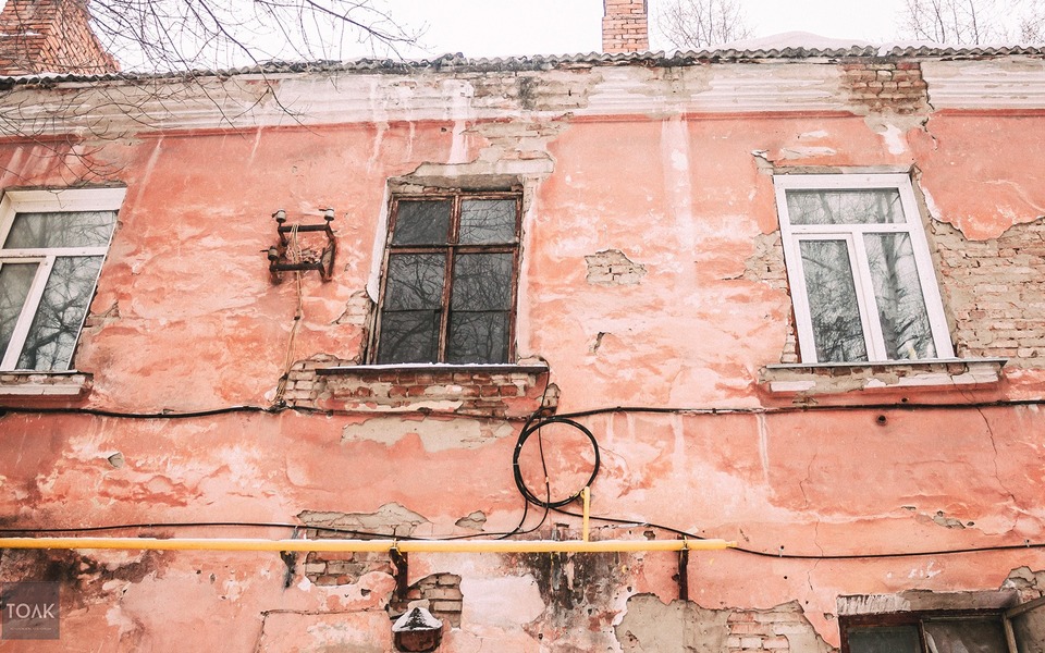 Разрушающиеся дома никак не могут расселить в Барнауле