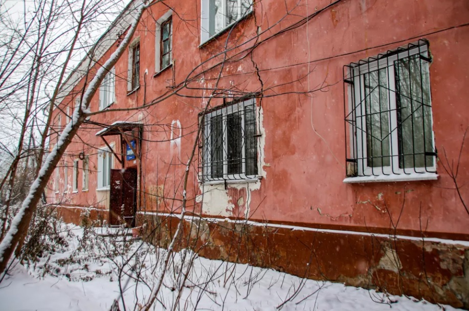 Жильцов аварийного дома с трещиной эвакуируют в Барнауле