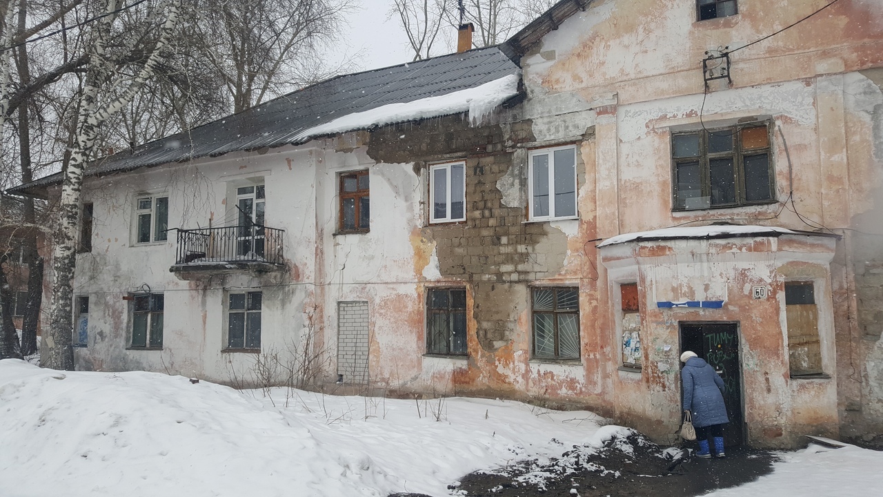 Барнаульского чернобыльца выселяют из аварийного дома в такой же разрушающийся
