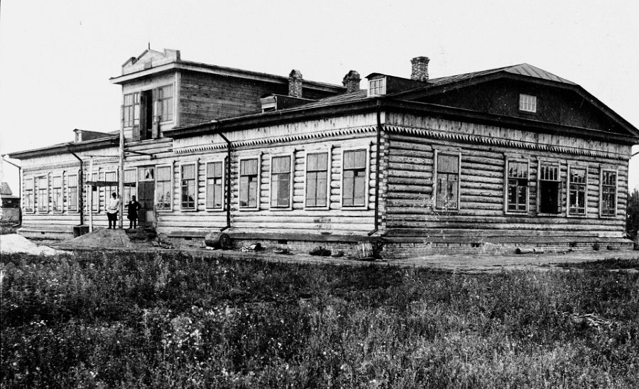100-летнее здание, основавшее район Докучаево, снесли в Барнауле