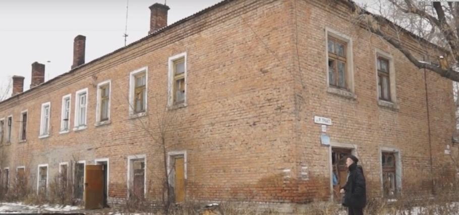 Пенсионеры в брошенном доме в Рубцовске остались без туалета и колонки с водой