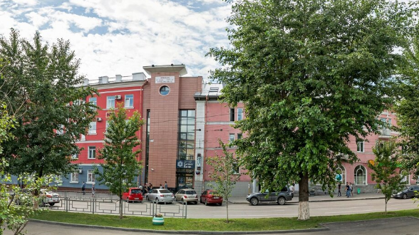 Самое узкое здание в Барнауле выставили на продажу за 90 миллионов рублей